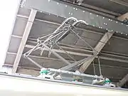 デオ800形（左）とデオ810形（右）のパンタグラフ