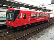 えいでんまとい号消防車を模した西側側面(左)と救急車を模した東側側面(右)