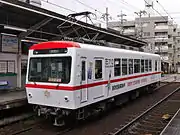 えいでんまとい号消防車を模した西側側面(左)と救急車を模した東側側面(右)