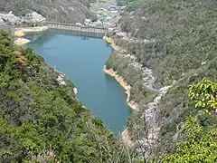 永楽ダムと桜の道