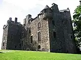 エルホー城(英語版)。パース=キンロス州パース近郊のテイ川沿いに建つ。現在も伯爵家の管理下にある。