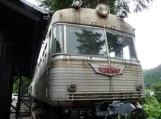 静態保存された「しらさぎ」クハ6061と案内板(2008年8月)