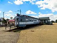 ナショナル・ニューヨーク・セントラル鉄道博物館左: 博物館入口 / 右: 敷地内に展示されている蒸気機関車