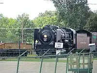 ナショナル・ニューヨーク・セントラル鉄道博物館左: 博物館入口 / 右: 敷地内に展示されている蒸気機関車