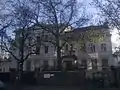 ベイズウォーター・ロードから見た大使館