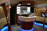 機内にあるラウンジ・バー