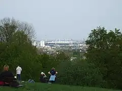 ハムステッド・ヒースからみたアーセナルFCの本拠地エミレーツ・スタジアム
