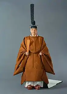 即位の礼での天皇明仁と皇后美智子(唐衣裳)(当時)