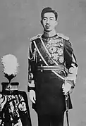 即位初期の昭和天皇(1928年撮影、満27歳、陸軍正装姿)