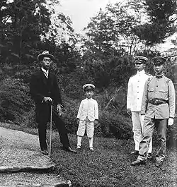 1921年頃の士官候補生たる陸軍歩兵軍曹（第34期、秩父宮雍仁親王）。襟部徽章（星章）を付し（右襟のアラビア数字は原隊の隊号章）、専用の剣帯、白手袋を着用。銃剣を佩用