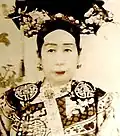 左は清朝第11代皇帝光緒帝、右は第9代皇帝咸豊帝の妃で「垂簾聴政」により清国の事実上の最高権力者だった西太后。