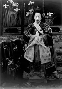 1910年日本統治時代に伝統的な圓衫を着用した純貞孝皇后