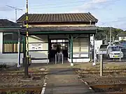 再リニューアル前の駅舎(2007年4月、構内踏切前より)