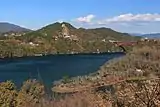 木曽川下流側左岸から望む恵那峡ワンダーランドと恵那峡大橋