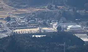 北側の笠置山から望む恵那市立恵那北小学校(2017年3月4日撮影)