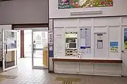 駅舎入口と切符券売機(2021年5月)