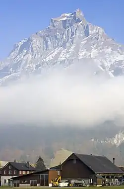 スイス・アルプスの巨大な山塊。17世紀・18世紀には多くのイギリス人がグランド・ツアーでアルプスを越え、荒々しい風景を目の当たりにした。山塊は、当時の自然の美の観念からはかけ離れた存在であり、むしろ恐ろしいものであった。しかし安全な場所から見ている限り、巨大な山や雲から感じる恐怖は、むしろそれに対する抵抗心を起こしたり精神を高揚させたりするものだった。これにより感じる「崇高」は、当初は「美」とは異なる観念だった