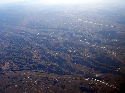 関東平野と那須野が原を分ける塩那丘陵。手前から那須野が原、箒川、黒川、塩那丘陵、江川、内川、荒川、鬼怒川