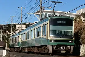 江ノ島電鉄2000形電車(七里ヶ浜 - 稲村ヶ崎間 2020年12月31日)