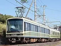 製造時の塗装でスカートがなかった時期の2000形2001編成、七里ヶ浜駅～稲村ヶ崎駅間、2005年