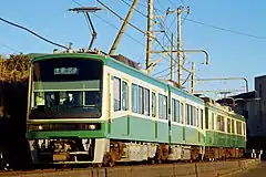 2016年にリニューアルされた2001編成の現在の姿、七里ヶ浜駅～稲村ヶ崎駅、2017年