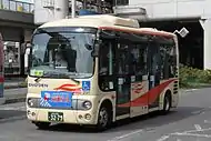 日野BDG-HX6JLAE（2011年式）291「こまわりくん」の愛称で狭隘路線に運用される車両。1967年に採用された貸切車の新塗色が踏襲されている。