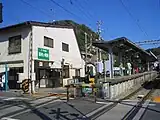 藤沢方面にある七里ヶ浜4号踏切道から見たリニューアル前のホーム(2004年10月17日)