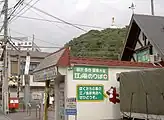 駅南側から望んだ光景。左奥に湘南江の島駅が見える(2006年10月)