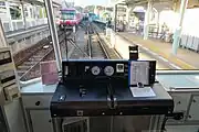 クハ2100形2106の運転機器2002号編成からは一体型としたワンハンドルマスコン方式に変更となっている（2023年4月）