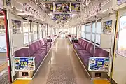 クハ2100形2106の客室 2005号編成からは、乗降扉付近の床敷物は黄色塗装としている（2023年4月）