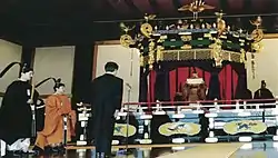 即位礼正殿の儀にて、高御座に立つ天皇明仁1990年11月12日