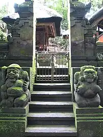 バリ島にあるヒンドゥー教寺院の門を守る男女一対のドヴァーラパーラ像。