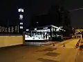 出口E(構外、夜間)