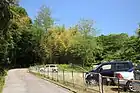南側からの登山道。豊明市立二村台小学校敷地の北側にある。（2012年（平成24年）5月）