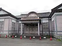 公会堂の中央玄関（別角度）（2022年10月）