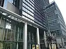 パブリックアートや街頭ビジョンが設置された低層部