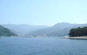 戸田湾の入口。右は御浜岬の突端