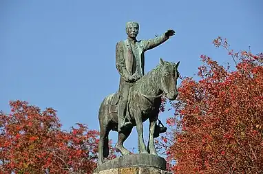 榎本農場跡(江別市)の騎馬像。道産子(北海道産馬)をモデルにしているため、馬が小さめになっている。