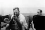 トミーガンを構えるアーネスト・ヘミングウェイ（1935年）