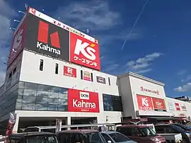 商業施設に入居した店舗の例：DCMカーマ岡崎上和田店（愛知県岡崎市, 2018年12月）※2022年11月13日閉店