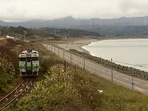 日本海の沿岸部を走るキハ40系気動車（2013年10月 上ノ国駅 - 江差駅間）