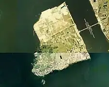 江島の空中写真。1976年撮影の4枚を合成作成。画像右側（東側）に見える橋は、2009年に撤去された中浦水門上に設けられた道路橋である。撮影当時はまだ、江島大橋も大根島への堤防道路も建設されていない。国土交通省 国土地理院 地図・空中写真閲覧サービスの空中写真を基に作成。