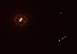 超大型望遠鏡VLTの太陽系外惑星観測装置SPHEREで撮影したHD 129116系の画像。矢印で示されたのが惑星bで、右上の光は背景にある無関係の恒星。（提供: ESO/Janson et al.）