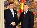 大統領ジョルゲ・イヴァノフに信任状を捧呈するマケドニア共和国駐箚エストニア特命全権大使アーチ・ヒルプス。大使（左）と大統領（右）は平服である背広服を着用