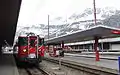 旧フルカ・オーバーアルプ鉄道線で使用されるDeh4/4形、増設された前位側の幌枠に貫通幌を付けて運行される、アンデルマット駅、2009年