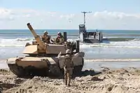 渡渉用キットを装着した海兵隊のM1A1（前方）