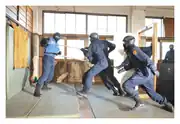 刺股で犯人を制圧する捜査員