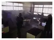 拳銃を構える捜査員