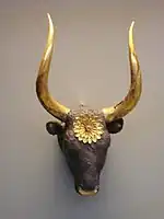 ミケーネ文明の作品、紀元前1600-1500年。額に金の角と薔薇飾りがついた銀製リュトン