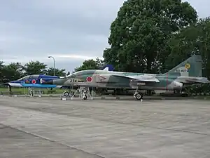 T-2（ブルーインパルス仕様機）とF-1